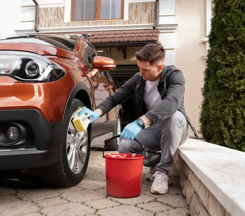 Lavage auto à domicile Belin-Béliet : professionnel intervenant sur un véhicule